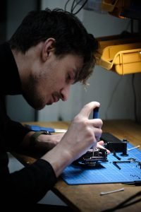 Hadrien from Pelloche-Moi restoring a camera